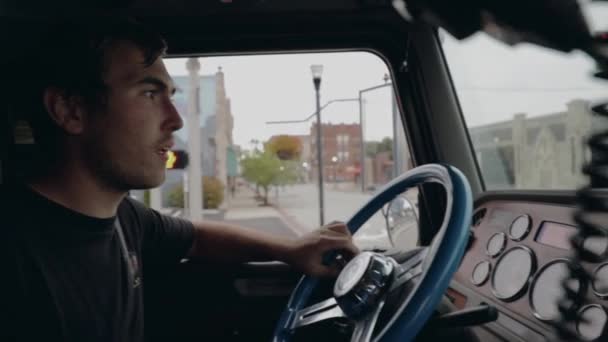 Joven Conductor Camión Cambiando Marcha Conduciendo Través Ciudad Vista Cabina — Vídeo de stock