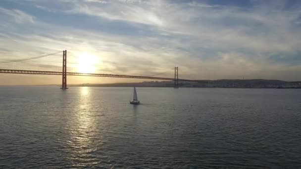 Πλοίο Που Πλέει Στη Λισαβόνα Στον Ορίζοντα Μεγάλη Γέφυρα Abril — Αρχείο Βίντεο