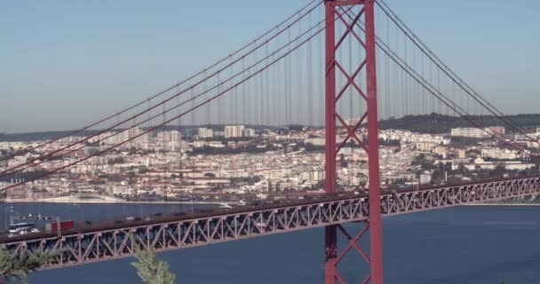 Verkehr Auf Der Lissabonner Brücke Abril Hängebrücke Die Almada Mit — Stockvideo