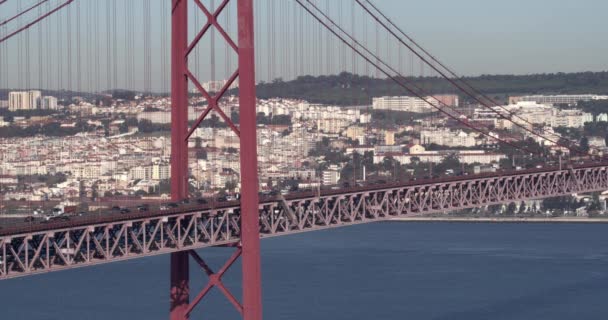 Verkehr Auf Der Lissabonner Brücke Abril Hängebrücke Zwischen Almada Und — Stockvideo
