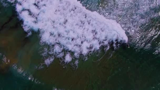 Aerial Birdseye Uitzicht Australische Surfers Peddelen Tegen Golven Sterke Stroming — Stockvideo