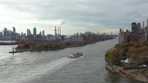 Drone Gira Após Barco Tanque East River Nova York Entre — Vídeo de Stock