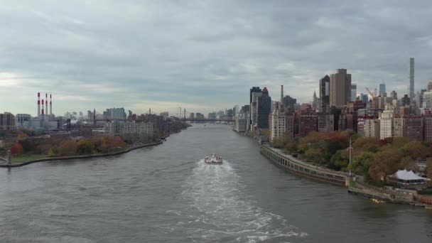 固定无人侦察机向纽约东河下游的一艘油轮射击 朝曼哈顿和罗斯福岛之间的皇后大桥驶去 — 图库视频影像