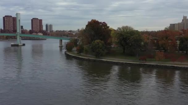 Drone Heading Open Water Recreational Park New York City Runner — Stock Video
