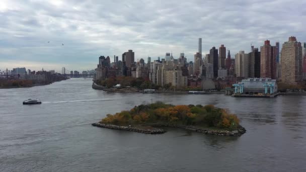 Drone Promie Pasażerskim Podczas Okrążania Mill Rock Island East River — Wideo stockowe