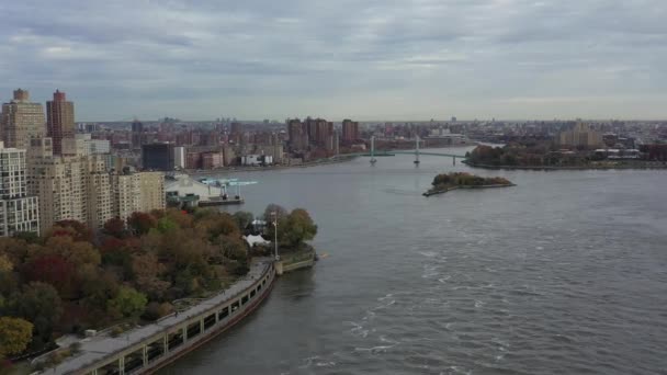 Drone Suave Voa Pelo East River Nyc Movendo Junto Com — Vídeo de Stock
