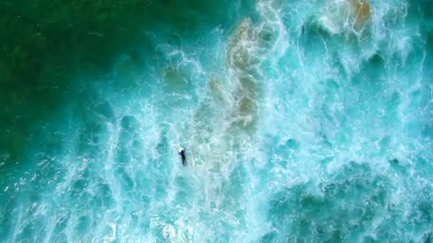 Aerial Slow Motion Birdseye View Metres Surfer Battling Waves Current — стоковое видео