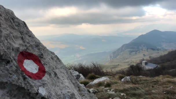 岩の上に山の標識 真ん中の赤い円と白い点 アルプスのヨーロッパの山の標識 — ストック動画