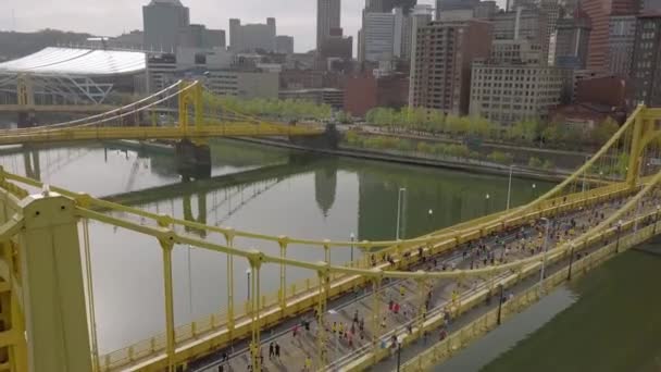 Passaggio Aereo Lento Sui Corridori Che Attraversano Ponte Pittsburgh Marathon — Video Stock