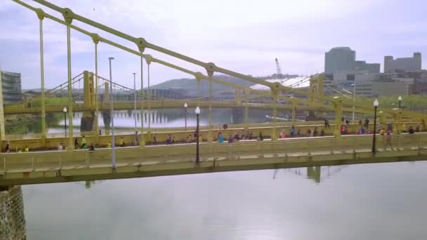 Aerial Follow Shot Runners Crossing Bridge Pittsburgh Marathon — Stock video