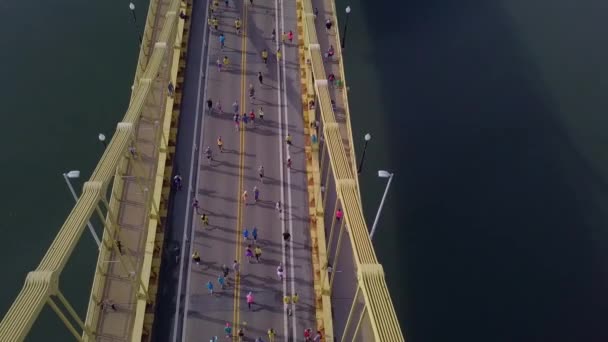 Aerial Passing Runners Crossing Bridge Pittsburgh Marathon — Vídeo de stock