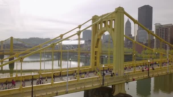 Aerial High Angle Follow Shot Runners Crossing Bridge Pittsburgh Marathon — Vídeo de stock
