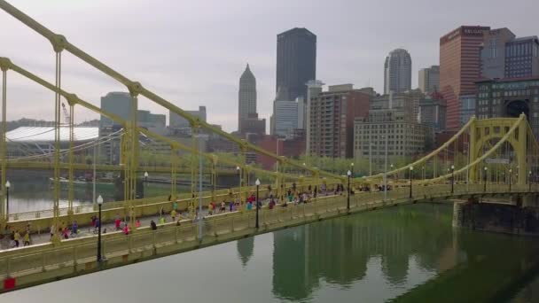 Pittsburgh Maratonu Nda Köprüden Geçenlere Doğru Yavaş Bir Uçuş — Stok video