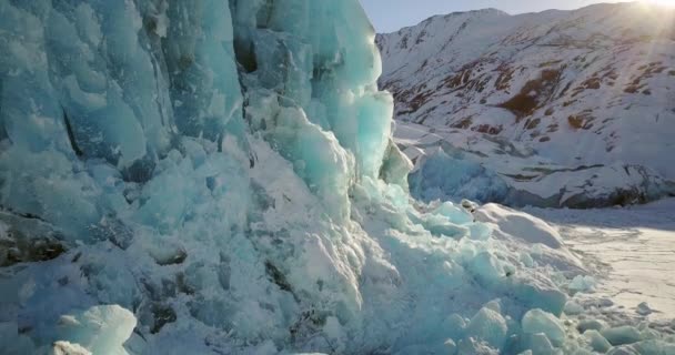 Flygplan Som Flyger Uppför Sidan Blå Glaciär — Stockvideo