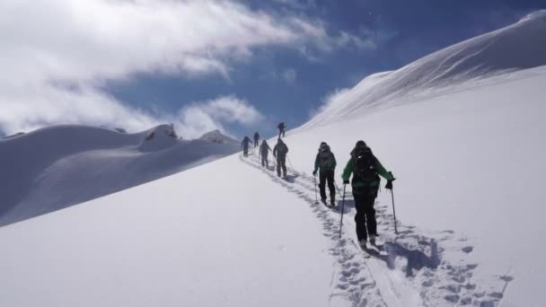Grupo Esquiadores Sertão Ascendente Pista Cutânea Cume Aproximando — Vídeo de Stock