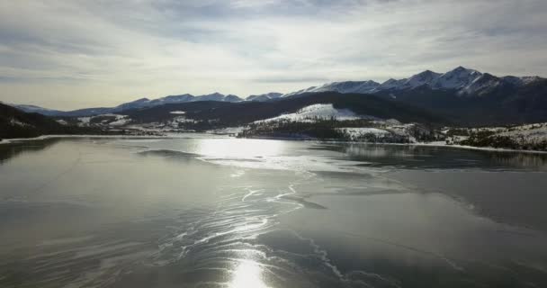 Mosca Aérea Sobre Lago Congelado Direção Montanhas — Vídeo de Stock