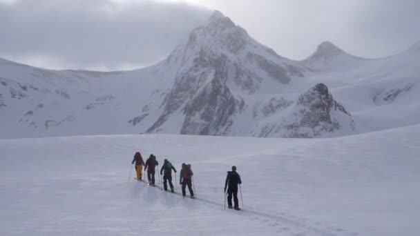 Colorido Grupo Esquiadores Backcountry Ascendiendo Hacia Montaña Niebla — Vídeos de Stock