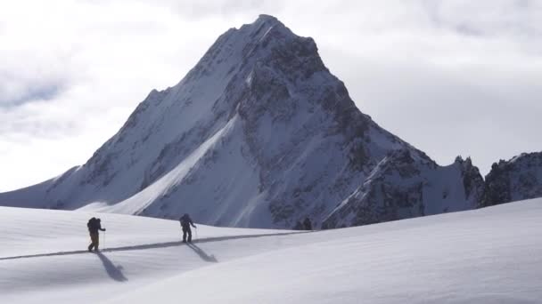 Skieurs Arrière Pays Monter Skintrack Avec Montagne Arrière Plan — Video