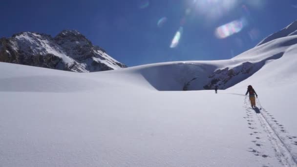 Esquiadores Fundo Subindo Direção Caverna Gelo Glacial — Vídeo de Stock