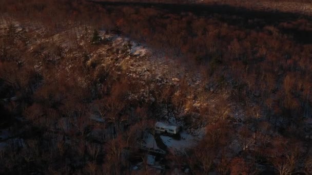 Wschodzie Słońca Dron Leci Lasu Snowy Ridge Mały Domek Widoku — Wideo stockowe