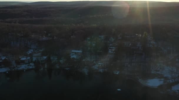 Drone Zatrzymuje Się Nad Domami Wiejskimi Lesie Skraju Jeziora Zimowym — Wideo stockowe
