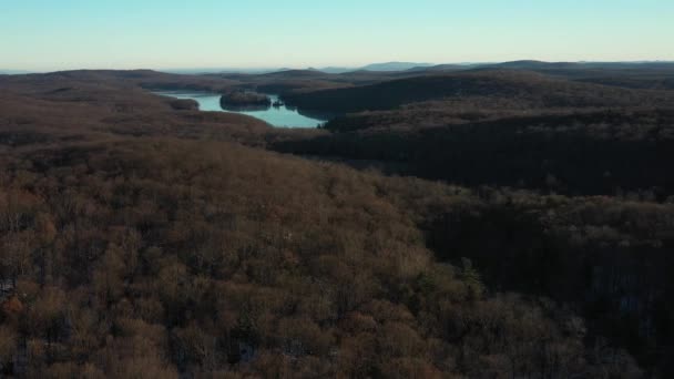 Drone Lento Girar Olhando Para Longe Distância Sobre Colinas Florestadas — Vídeo de Stock