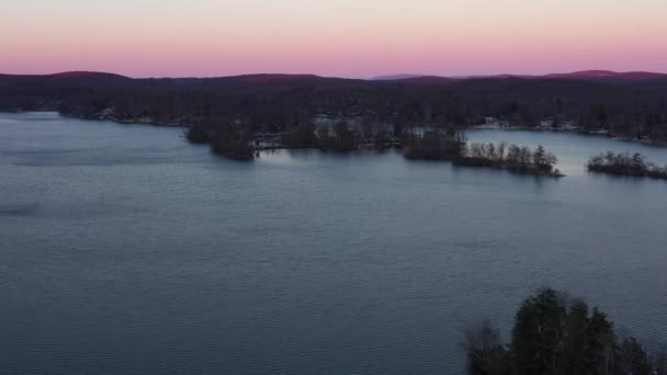 Latający Dron Zamarzający Zimowe Jezioro Zalesionych Wzgórzach Zachodzie Słońca Wspaniały — Wideo stockowe