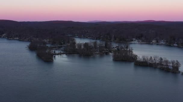 Zachodzie Słońca Nad Zimowym Jeziorem Wznoszą Się Drony Wspaniały Różowy — Wideo stockowe