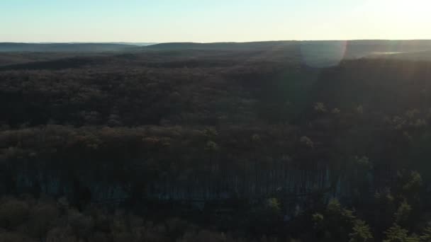 Szybki Obrót Dronem Wschodzie Słońca Nad Zalesionymi Wzgórzami Intensywny Rozbłysk — Wideo stockowe