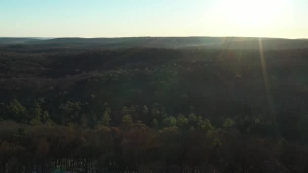 Drone Pullup Nad Domami Górskimi Zalesione Wzgórza Zimowym Wschodzie Słońca — Wideo stockowe