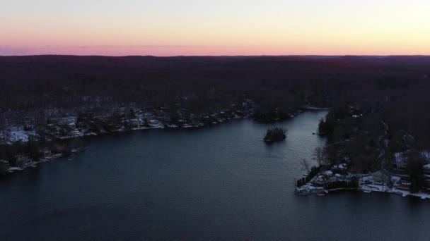 Dron Przelatuje Nad Zimowym Jeziorem Zachodzie Słońca Zalesionych Wzgórzach Wspaniały — Wideo stockowe