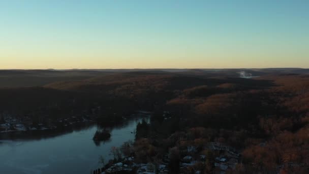 Quick Drone Flyover Casas Lago Uma Área Montanha Rural Nascer — Vídeo de Stock