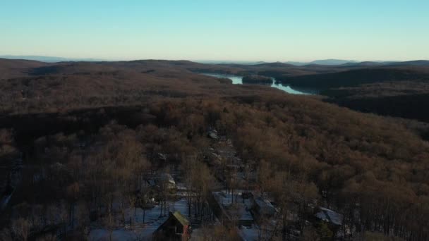 Drone Latać Nad Wiejskimi Domami Górskimi Lesie Kierunku Wspaniałego Jeziora — Wideo stockowe