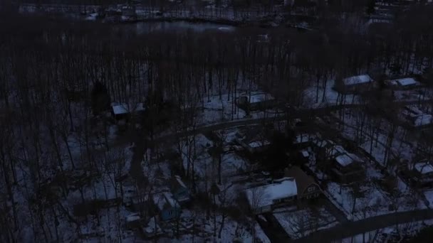Dron Latający Nad Domami Górskimi Lesie Zamarzniętym Stawem — Wideo stockowe