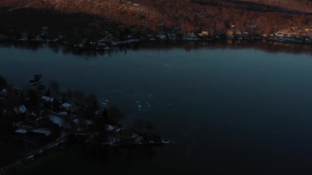 Lungo Drone Sorvolano Lago Invernale Case Sul Lago Verso Colline — Video Stock