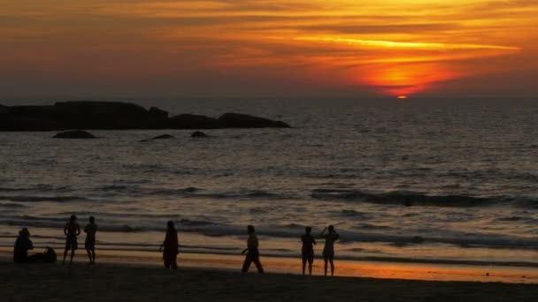 Sun Dipping Horizon Observado Por Pessoas Silhueta Pôr Sol Goa — Vídeo de Stock