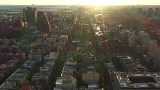 Epische Goldene Stunde Bei Sonnenaufgang Drohnenflug Über Harlem Richtung Sonne — Stockvideo