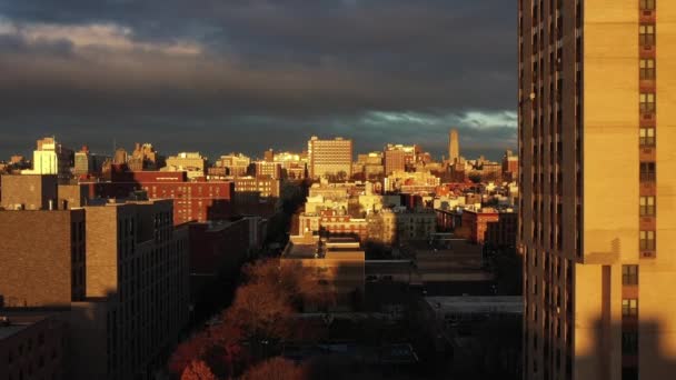 Dron Golden Hour Wznosi Się Nad Harlemem Patrząc Kierunku Dzielnic — Wideo stockowe