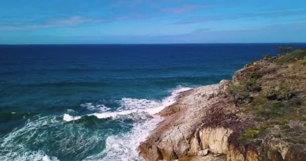 澳大利亚昆士兰州海浪冲击海岸 — 图库视频影像