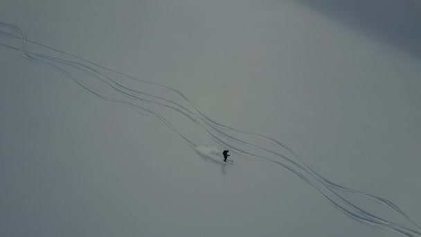 Esquiador Rastreamento Drones Descendo Vasto Declive — Vídeo de Stock