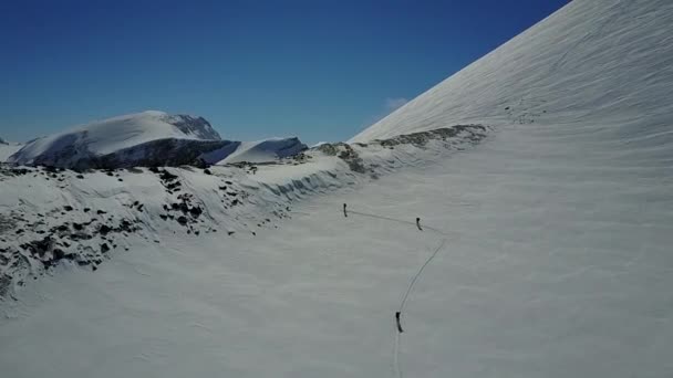 Drone Che Vola Basso Sopra Gli Sciatori Backcountry Poi Vola — Video Stock