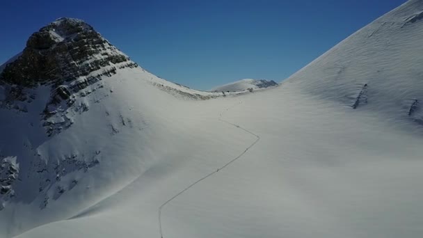 Drone Volando Sobre Esquiadores Backcountry Ascendiendo Hacia Ridgeline — Vídeos de Stock