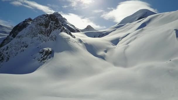 Drone Vliegt Hoogalpiene Sneeuwvelden Richting Enorme Bergen — Stockvideo