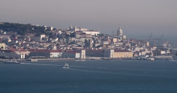 Boote Bei Der Ankunft Hafen Von Lissabon Schöne Stadtlandschaft Morgen — Stockvideo