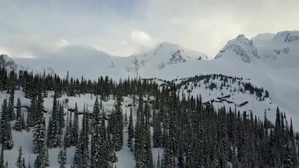 Drone Levant Directement Altitude Pour Révéler Les Montagnes Derrière Crête — Video