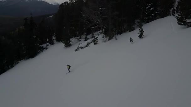 Drone Suivant Skieur Dirigeant Vers Lac Gelé — Video