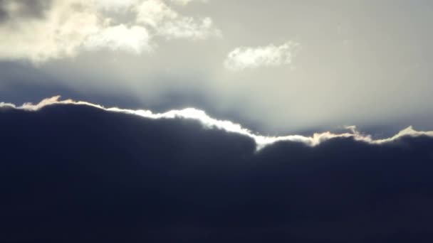 太陽を銀の裏地で覆う暗い雨の雲のタイムラプス カナリア諸島 スペイン — ストック動画