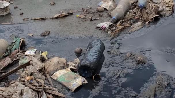 Close Sewage Water Garbage Kibera Slum Nairobi Kenya — стокове відео