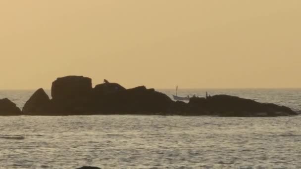 Tourist Trip Boats Fishing Boy Emerging Silhouette Sunset Zoom Out — Αρχείο Βίντεο