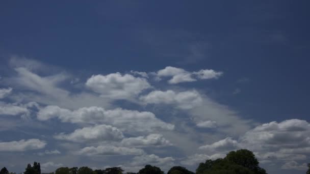 Timelapse Nuvens Brancas Que Movem Através Céu Azul — Vídeo de Stock